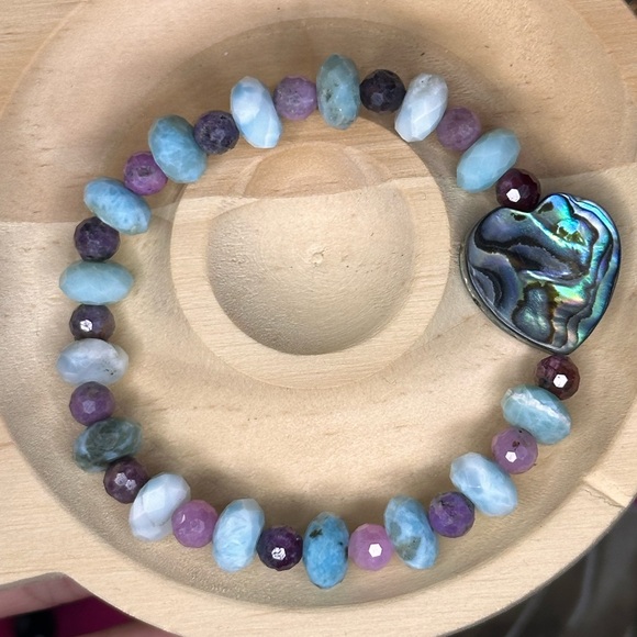 B52. 8-9mm Faceted Larimar Rondelle & 5-6mm Ruby W/ Abalone Heart Shell Bracelet - Picture 4 of 7